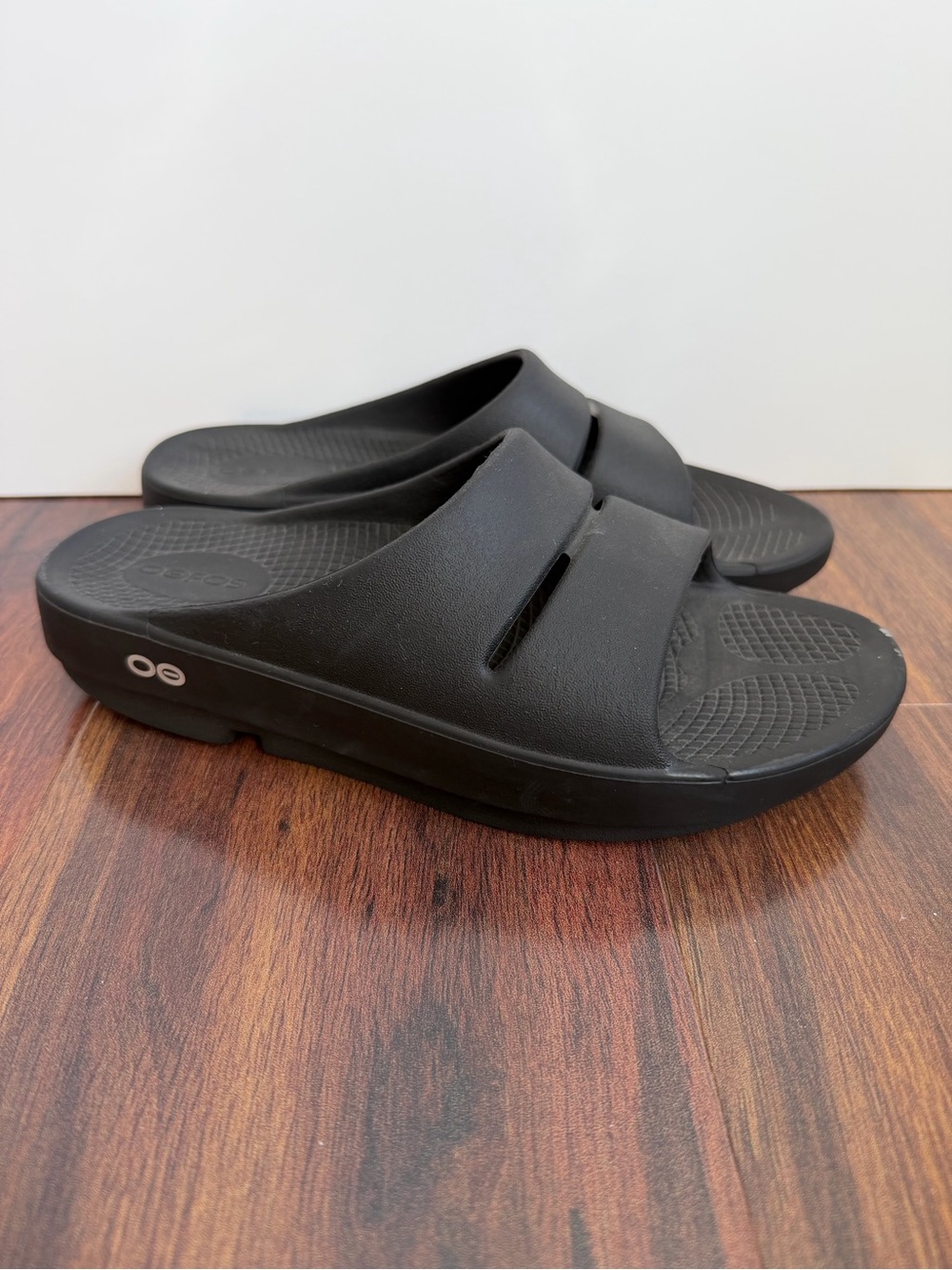 Oofos Recovery Slides Women’s 7 Men’s 5